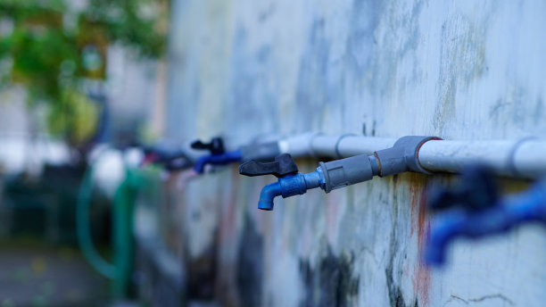 倾斜的水龙头图片下载