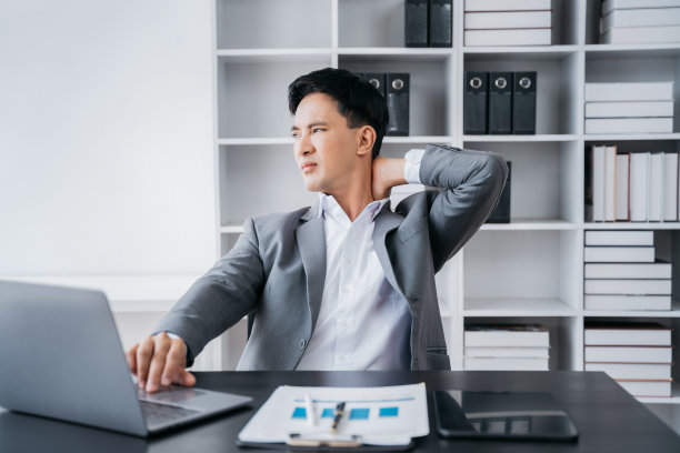 商人在家办公办公场所坐姿颈部疼痛办公室综合症的概念。图片下载