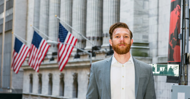 一个年轻人在纽约旅行图片下载