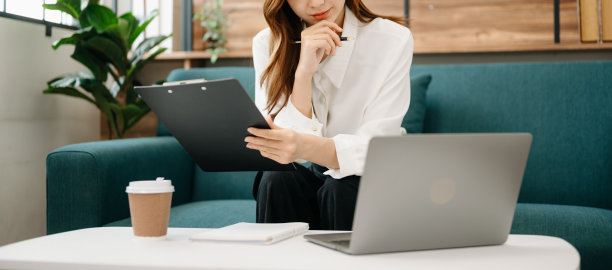 女商人在家使用智能手机和平板电脑作为概念图片下载