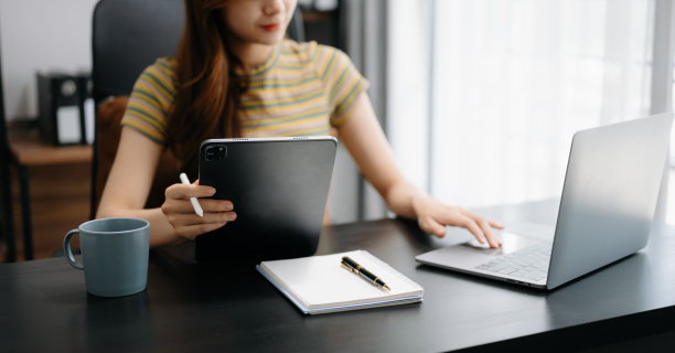 女商人在家使用智能手机和平板电脑作为概念图片下载