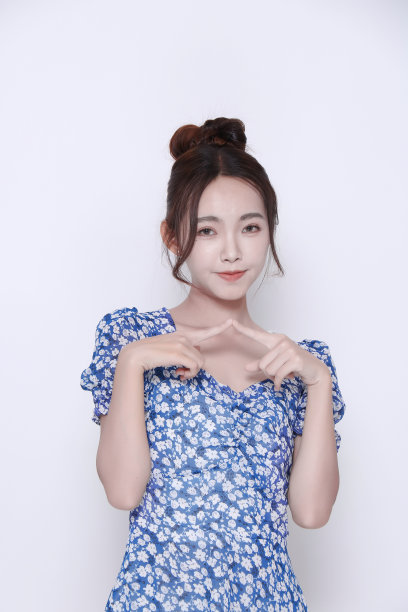 年轻女子看着相机张贴手与清晰的背景图片下载