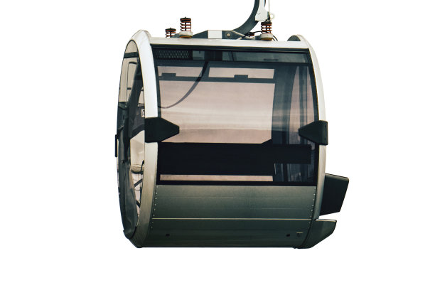 索道上封闭的空玻璃小屋，隔离在白色背景上图片下载