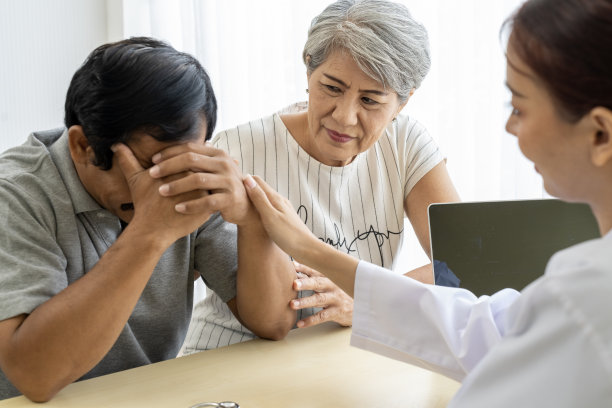 年轻的医生在医院咨询老年病人图片下载