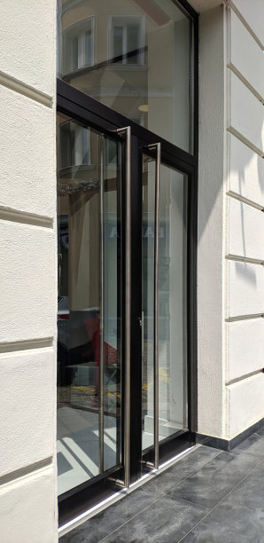 大厅的玻璃隔断模型和现代门图片下载