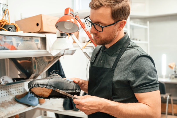 男人手里拿着一只鞋。工业概念图片下载