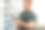 为鞋子寻找合适的尺码。男人在室内工作图片下载