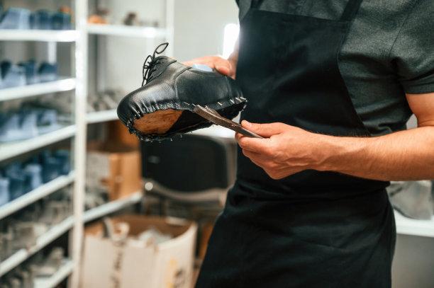 用鞋做假肢。在现代化实验室工作的技术员图片下载