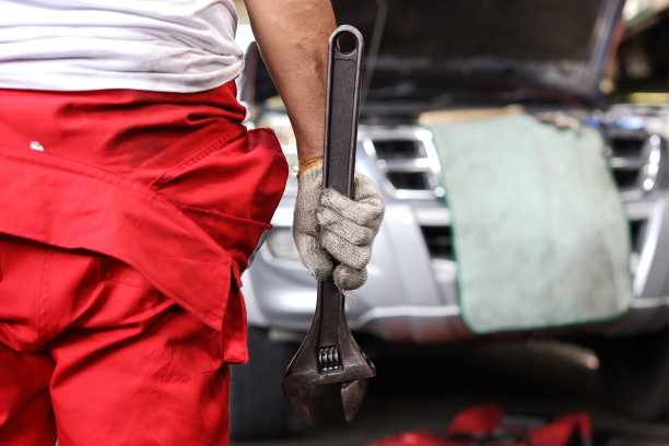 后视镜技师、工程师或工人在修车厂站手持扳手检查维修保养。汽车中心维修服务理念。图片下载