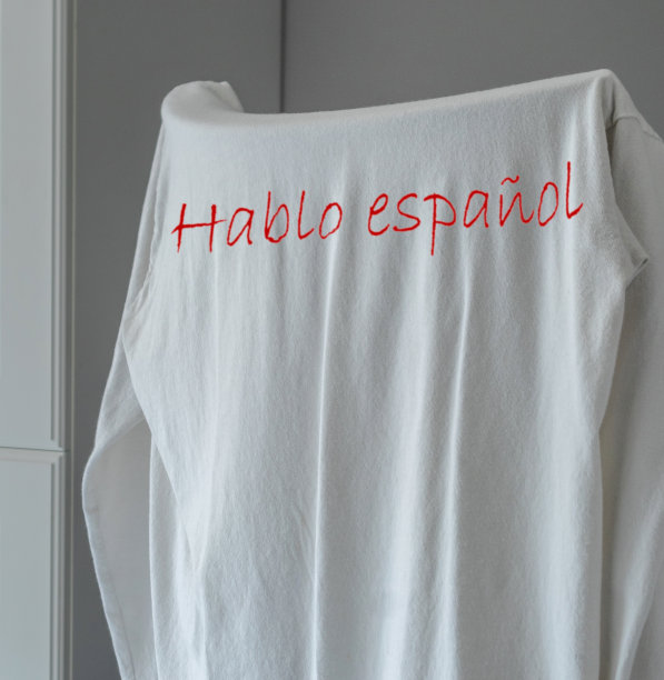 一件白色长袖衬衫上用西班牙语写着“我说西班牙语”图片下载
