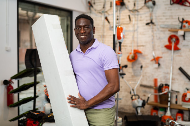 在花园工具店，快乐的顾客拿着盒子的画像图片下载