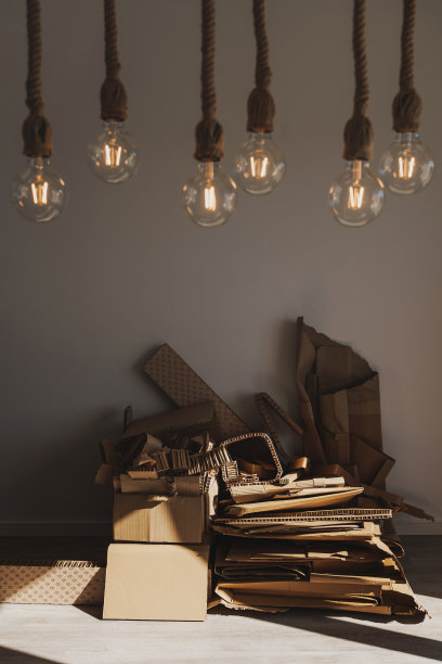 家里的一堆纸板废物。废纸回收和废物分类的概念图片下载