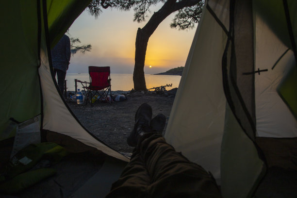 露营帐篷内的日出图片下载