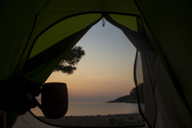 露营帐篷内的日出图片下载