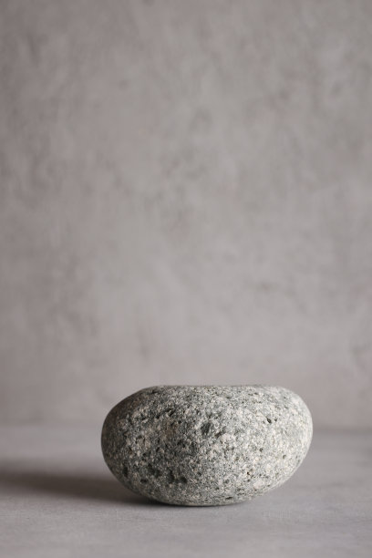 品牌和产品展示的最低背景。天然石材产品展示在灰色背景。副本的空间。广告与销售理念图片下载