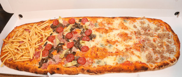 长披萨配蕃茄芝士马苏里拉辣味萨拉米蘑菇外卖包装图片下载