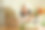 漂亮的高级女性在家里插花和使用笔记本电脑。退休、科技与生活理念。图片下载