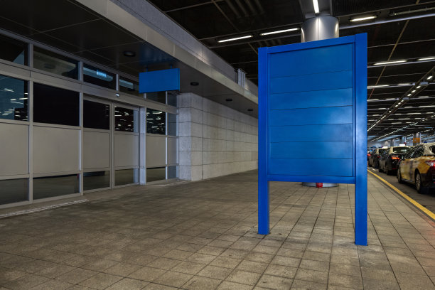 地铁站的蓝色标志图片下载