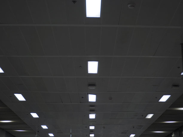 黄白色的灯光，灰黑色的天花板图片下载