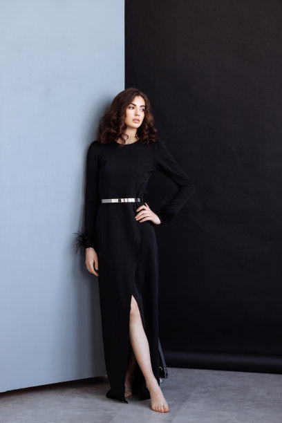 有着深色长发的迷人女人图片下载