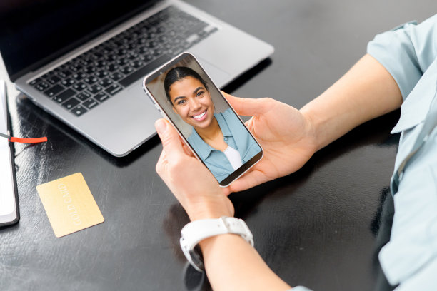 通过智能手机进行视频通信。女子正在使用手机应用程序进行视频通话，在线会议。她在和朋友，同事聊天图片下载