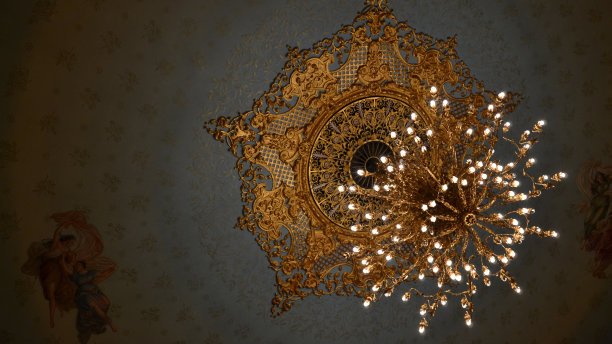 意大利剧院里巨大的枝形吊灯图片下载