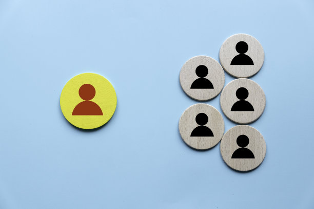 领导的概念。木制的圆圈，象征着人民和领袖。图片下载