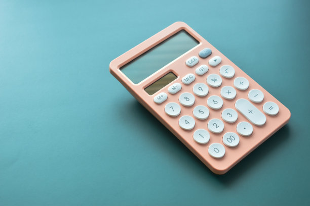 现代桃色粉彩计算器和白色按钮绿色背景，商业和财务会计的概念图片下载