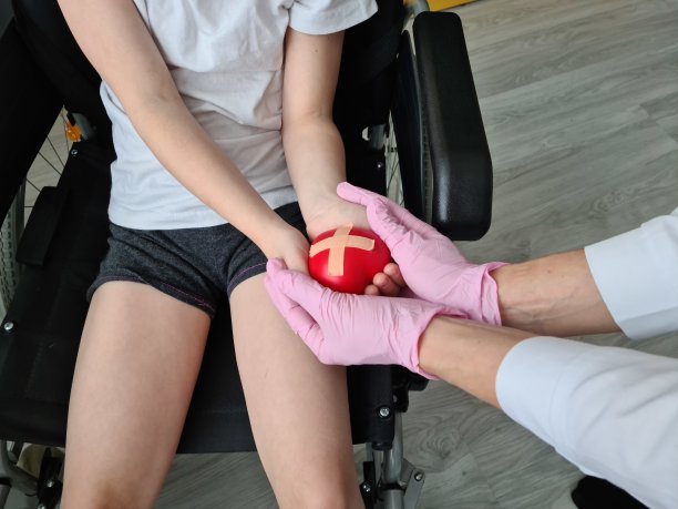 善良的医生温柔地抚摸着轮椅上残疾志愿者的心图片下载