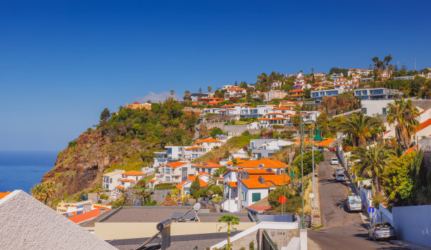 马德拉岛景观，建在悬崖上或从海岸陡直上升的山坡上的定居点，加拉约，马德拉岛，葡萄牙。高质量照片图片下载
