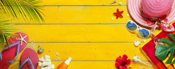 黄色木桌与海滩配件图片下载