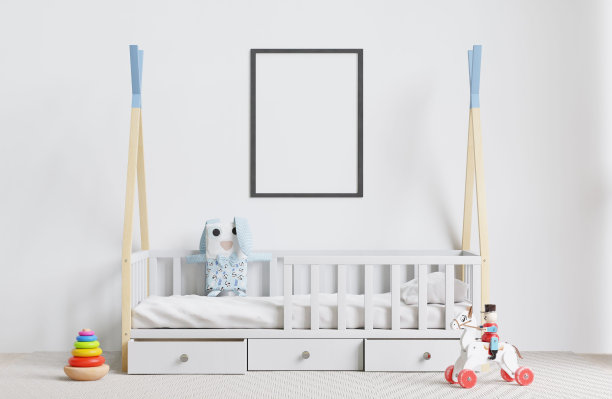 白色的婴儿床上有玩具和白色墙壁背景上的相框。3 d渲染。图片下载