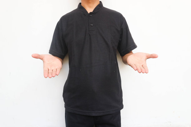 穿黑衬衫的人张开双手，做着邀请合作的手势图片下载