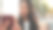 漂亮的黑发女孩穿着白色上衣和牛仔裤，坐在以城市为背景的长凳上微笑着自拍图片下载