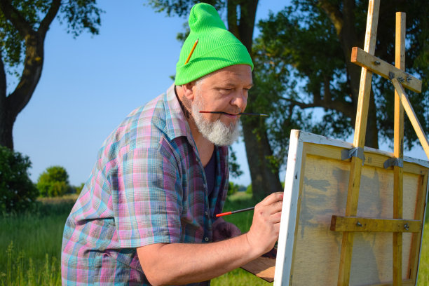 画家在黎明的户外工作，有创作灵感图片下载