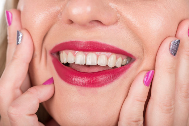 幸福女人的脸，嘴唇和手指，指甲油。摄影棚拍照。图片下载