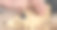 女人的手在切硬的帕尔马干酪图片下载
