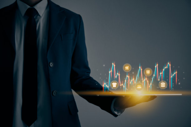 商人手持平板电脑和彩色股票市场图表和在线产品复古色调图片下载