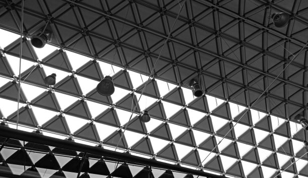 2019年5月30日，匈牙利布达佩斯:布达佩斯一家废弃画廊的屋顶内图片下载