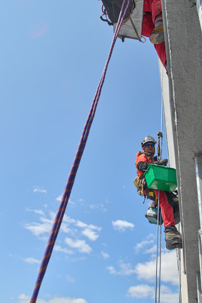 绳索通道窗户清洁器。摩天大楼清洗图片下载