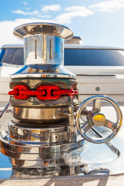 游艇的船首，有锚栓，部分锚链和收紧绳索的绞车。图片下载