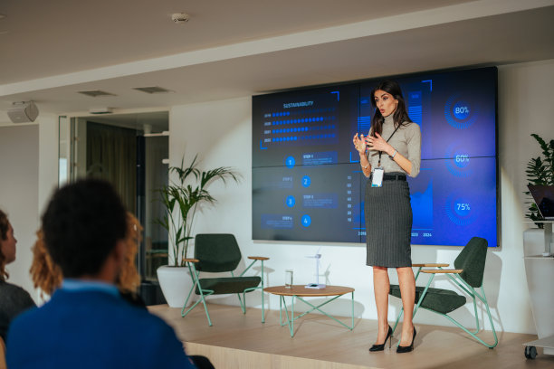 女组长给同事讲课。图片下载