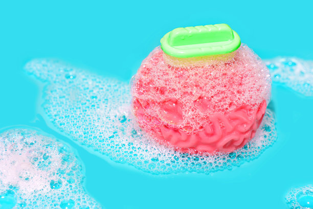 带有玩具洗涤器和泡沫泡泡的人脑模型图片下载