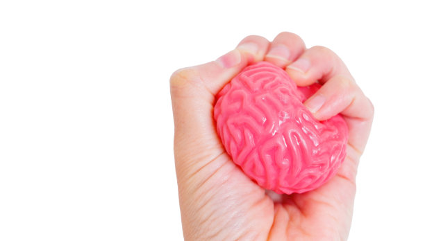 手握着白色的果冻状大脑模型图片下载