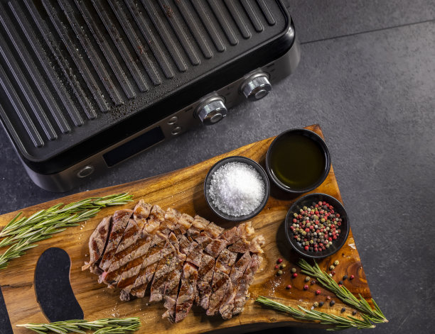 用香料和电烤架在木板上烤肋眼牛排图片下载