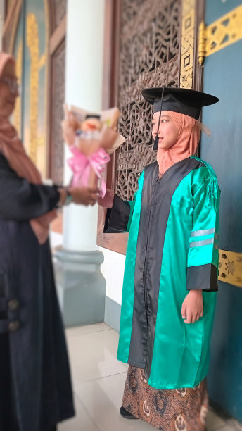 一个小女孩和她的妈妈正在庆祝小学毕业。图片下载