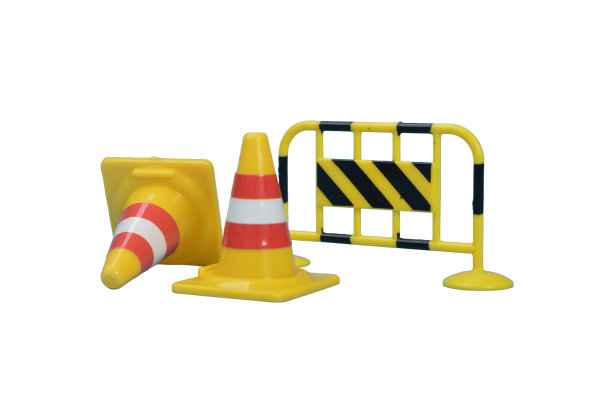 施工中屏障和安全锥隔离在白色背景上。图片下载