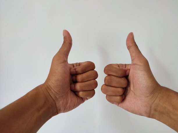 两个大拇指向上的手在孤立的白色背景图片下载