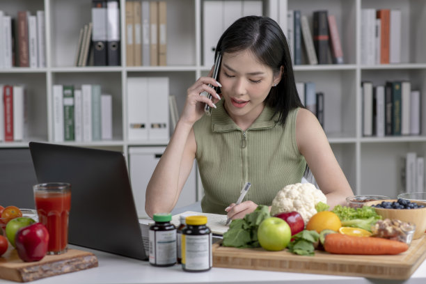营养师在电话里咨询她的客户图片下载