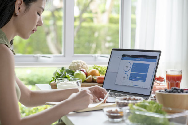 营养师正在用笔记本电脑检查数据图片下载